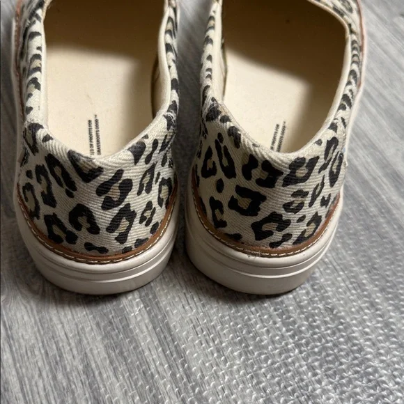 TOMS Women's Black and Cream Leopard Slip In Size 8 - Picture 3 of 6